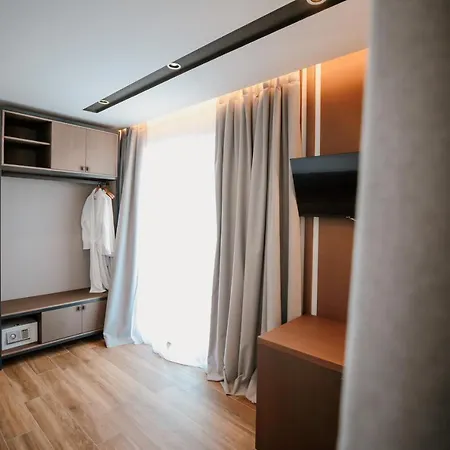 Klajdi & Hotel Golem (Tirana)