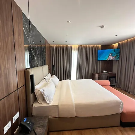 Klajdi & Hotell