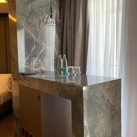 Klajdi & Szálloda Golem