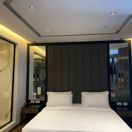 Klajdi & Szálloda Golem