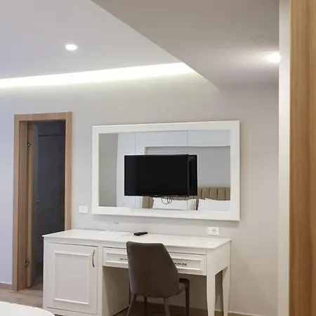 Klajdi & Szálloda 5*