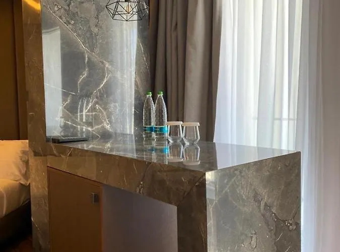 Klajdi & 호텔 골렘