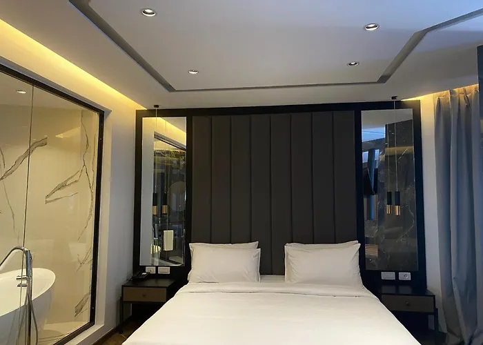 Klajdi & 호텔 골렘