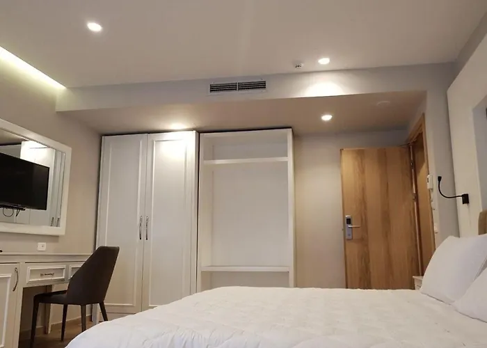 Klajdi & מלון 5*